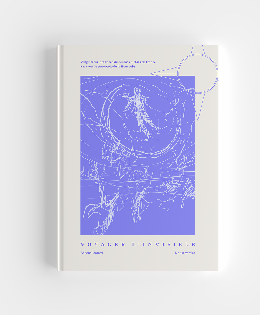 Couverture du livre "Voyager l'Invisible" vu de face, à plat sur une surface blanche. La couverture est aussi blanche avec un rectangle qui prend une grande partie de la couverture, il est lilac et au dessous de lui se trouve le titre du livre et les nom des auteurices et en dessus le sous titre du livre. L'image présentée est un croquis fait de traits rapides, blanc sur lilac, d'une personne en train de flotter dans un cercle, au dessus d'un paysages animé. Au coin droit de l'image est placé le dessin en vecteur des quatres points cardinaux.