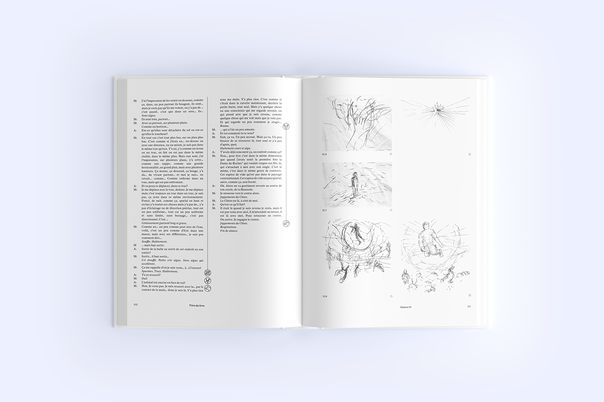 Vue  plongeante sur une double page du  livre ouvert montrant la liste des protagonistes
